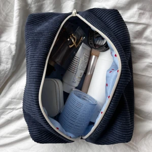 Mörkblå manchesternecessär - Mörkblå manchesternecessär - 4 i lager 💙