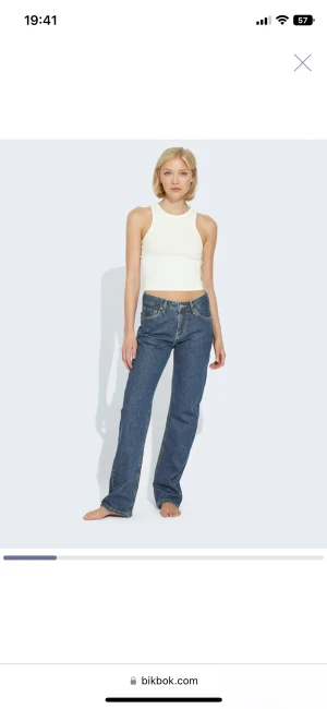 Blå midwaist jeans - Säljer nu mina jeans ifrån bikbok, köpta i Augusti och använda fåtal gånger. Perfekt längd för mig som är 166