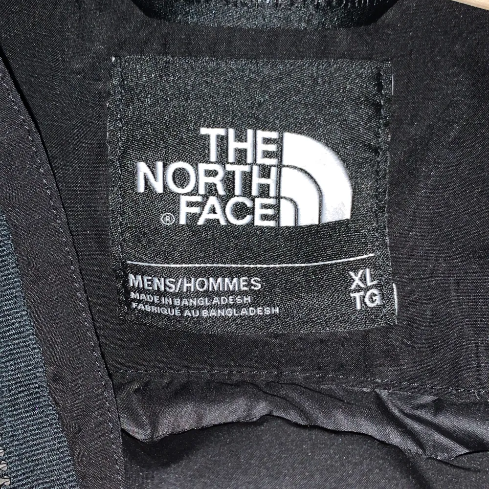 North face pälsjacka knappt använd och nyskick säljer för 2300kr men kan gå ner vid snabb affär nypris 5500kr  storlek xl men passar L. Jackor.