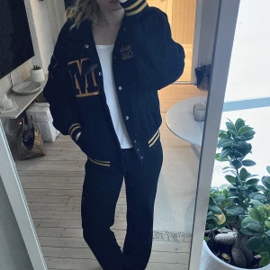 Vintage college jacka - En vintage college jacka med coola tryck! Den är i storlek M och är mörkblå med gul/orange detaljer🌟du står för frakten