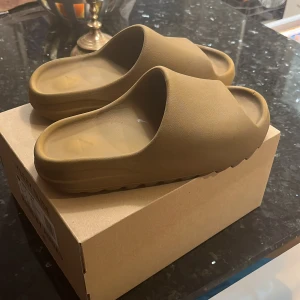 Yezzy slide ochre - Köpta från adidas storlek 42/size8 Andvända 1 sommar nypris (1200) på stockx 
