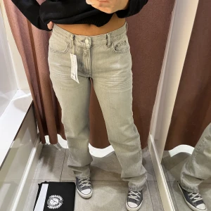 Low/mid jeans - Intressekoll på dessa jättefina och sköna oversized jeans som dessvärre inte kommer till användning. I mycket bra skick, endast använda 2 ggr. Passar de som är runt 173+ lång, lite långa för mig som är 170💗(ord.pris 499)