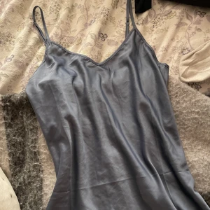 Nattlinne i silke - Superfint nattlinne/klänning köpt på zalando för cirka 300kr. Inte så mycket använt, därför i nyskick, storlek S