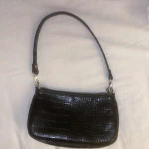 Axelväska  - Svart axelväska från Gina tricot. Knappt använd 