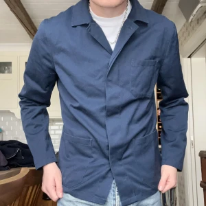 NN07 overshirt - Fin NN07 skjorta/overshirt i nyskick. Mörkblå med dolda knappar. Sitter tts.