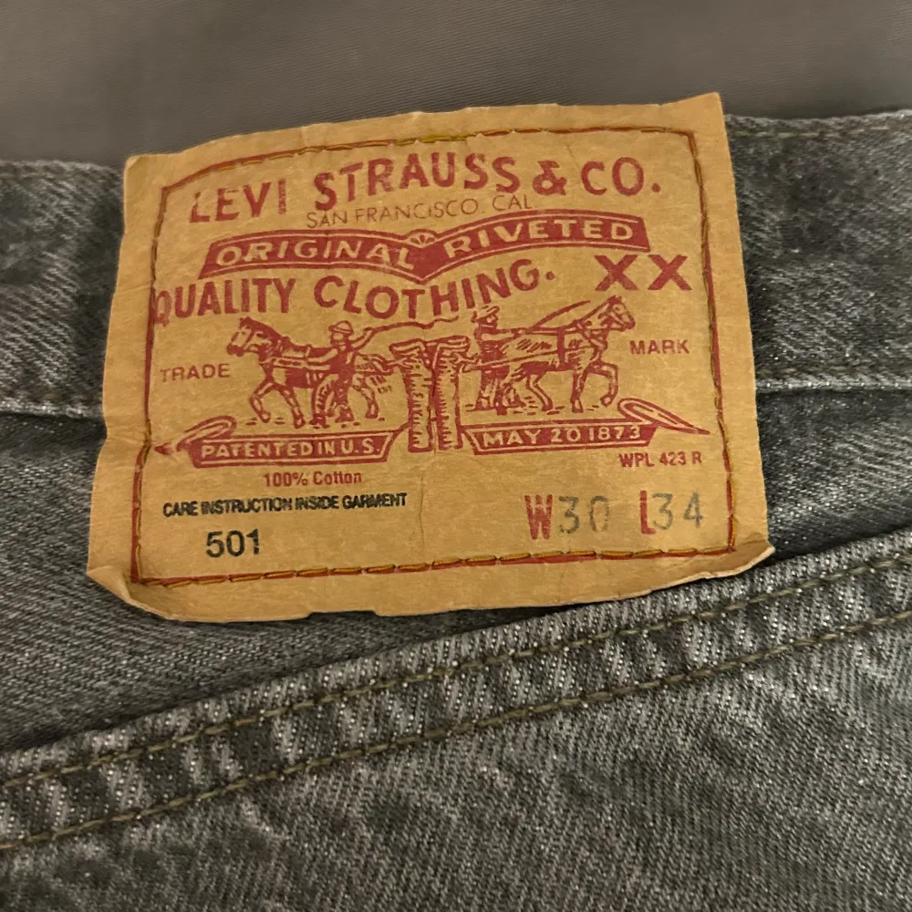 Jag säljer ett par Levis 501or i storlek W30 L34. Jeans & Byxor.
