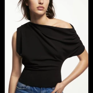 SÖKER!!❤️ - Söker efter denna sjukt snygga topp som är slutsåld hos Zara❤️❤️ hör gärna av er