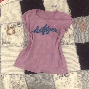 Tommy Hilfiger t shirt - Tommy Hilfiger tröja i storlek S💕 