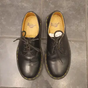 Helt nya Dr. Martens!! Storlek 36 & modellen 1461. Sköna & snygga men säljer då de tyvärr inte passar mig:( Skulle säja att de är en del glansigare än på bilderna.   https://www.drmartens.com/se/se/1461-black-smooth-leather-shoes/p/11838002