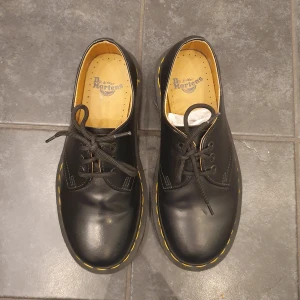 Dr. Martens stl 36 - Helt nya Dr. Martens!! Storlek 36 & modellen 1461. Sköna & snygga men säljer då de tyvärr inte passar mig:( Skulle säja att de är en del glansigare än på bilderna.   https://www.drmartens.com/se/se/1461-black-smooth-leather-shoes/p/11838002