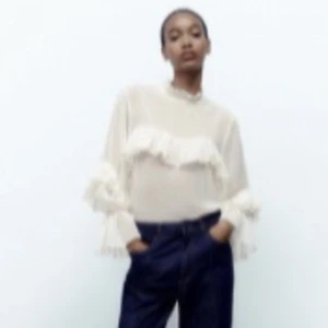 Blus - En skit snygg zara blus som är slutsåld!💞Passar till både vardag och finare event! Strl S