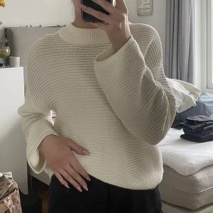 Stickad tröja  - En krämvit stickad tröja som är perfekt nu till våren. Köparen står för frakt🥰