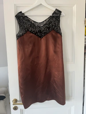 Vintage klänning - Superfin kort glittrig satinklänning köpt second hand i new York! Använd en gång! Passar ca xs-m💕