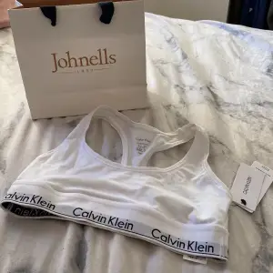 Säljer min vita Calvin Klein ”bralette” köpt för 389kr.  aldrig använd då den är för liten och lappen samt kvitto finns kvar. Pris kan diskuteras.