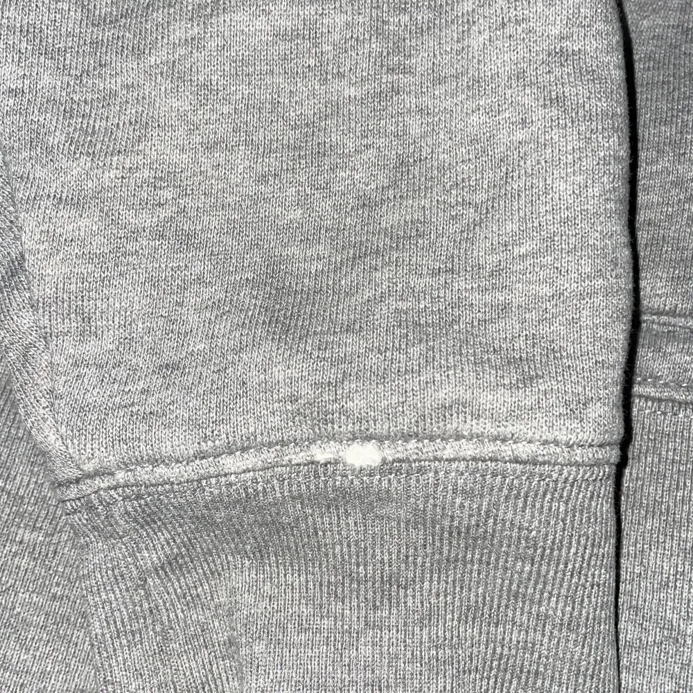 Det är en grå hoodie från acne studios i et helt okej skick. Lite sliten på en ärmen som man ser på bilden. Nypris 2000kr Köparen står för frakt . Hoodies.