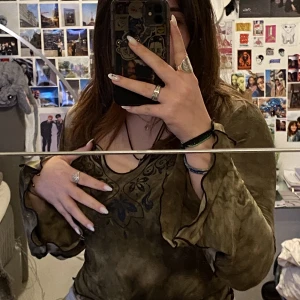 Flowerpower top - Mjukt material och snygg design med volang ärmar