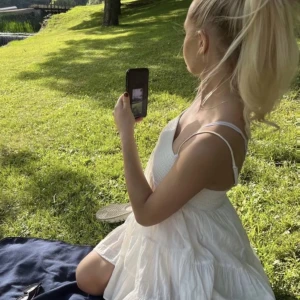 Vit sommarklänning ifrån Zara - Säljer min sommarklänning ifrån Zara💛den är slutsåld där. Storlek Xs💛