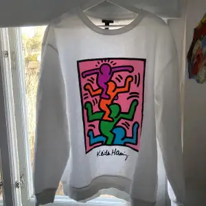 Keith Haring tröja i Xl sitter dock väldigt bra även om du vanligtvis har L
