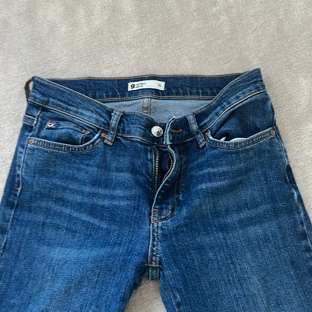 Säljer dessa bootcut jeans från Gina. Bra skick. Säljer för 185+frakt🫶 kontakta fel frågor!. Jeans & Byxor.