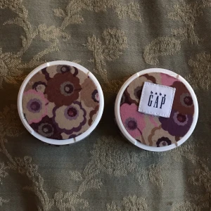 Söta snusdosor - Snusdosor jag gjort själv med tyg, går att köpa custom made också. Finns ej snus i!