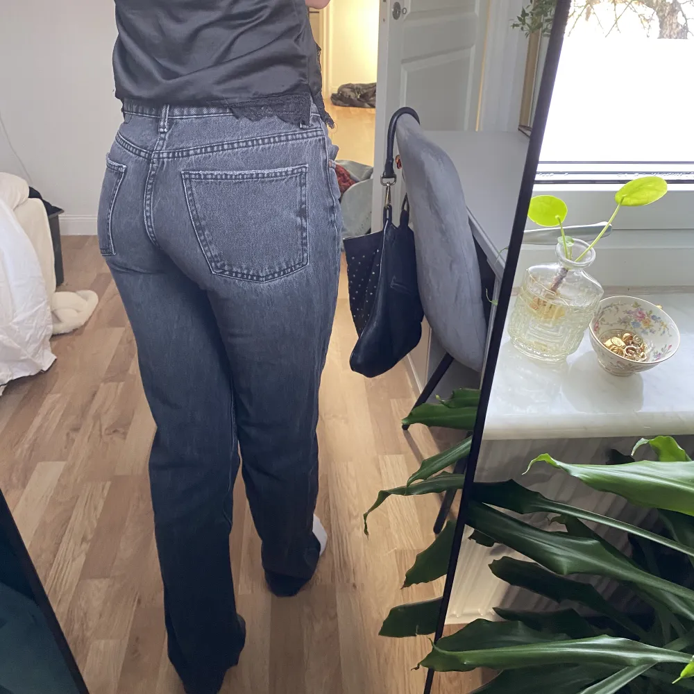 Low/mid waist jeans i storlek 38 från zara. Finns ej att köpa längre. Jag är 170 och längden passar mig. I fint skick ⭐️. Jeans & Byxor.