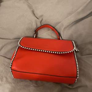 Röd väska ifrån Eleganci! Aldrig använd i fint skick !! Köpare står för frakt !! 
