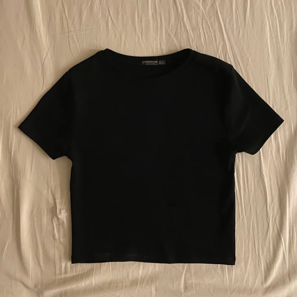 Super fin svart mid t-shirt ❣️ FRAKT: 45kr ‼️Finns även grå och vit på min sida‼️. Toppar.