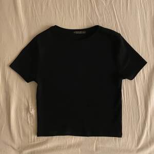 Super fin svart mid t-shirt ❣️ FRAKT: 45kr ‼️Finns även grå och vit på min sida‼️