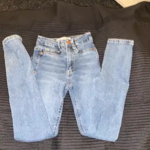 Hej! Jag säljer nu mina jätte fina Molly jeans från Gina tricot, då dom är för små. Dom är använda några gånger och hela! Sälja tvättade Köparen står för frakten 