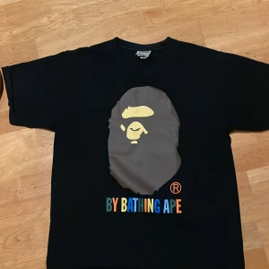Äkta bape t-shirt - Äkta bape t-shirt. Fick den i födelse dags present men har inte använt så mycke. Mke bra condition tycker jag fast den sitter som M