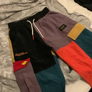 Byxor - Ett par byxor från aelfric eden, använda och tvättade en gång innan så är i gott skick. Passar mig som är 168-ish cm  Midja rakt över:38 cm (de är dock stretchiga i midjan)  Innerben: ca 68 cm  Ytterben: ca 96 cm 