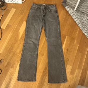 Bootcut ifrån gina - Jättefina bootcut med en mid waist midja ifrån ginatricot. Nästan aldrig använda då dem är för korta på mig. 150 kr + frakt. Storlek 36 min sitter även som en 34.