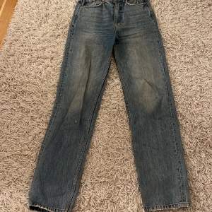Säljer nu mina jättefina jeans från Gina Tricot då jag inte andvänder dom  längre!!! Men jättefint skick i jättebra kvalitet!! Bra längd på mig som är 168 cm!!❤️Kontaka mig för fler bilder och tryck inte på köp direkt!!!💗