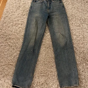 Jeans från Gina Tricot  - Säljer nu mina jättefina jeans från Gina Tricot då jag inte andvänder dom  längre!!! Men jättefint skick i jättebra kvalitet!! Bra längd på mig som är 168 cm!!❤️Kontaka mig för fler bilder och tryck inte på köp direkt!!!💗