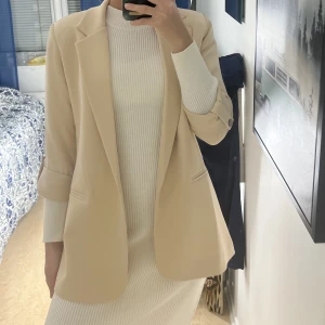 Beige kavaj - Beige kavaj köpt utomlands. Har inte kommit till användning, i fint skick. 
