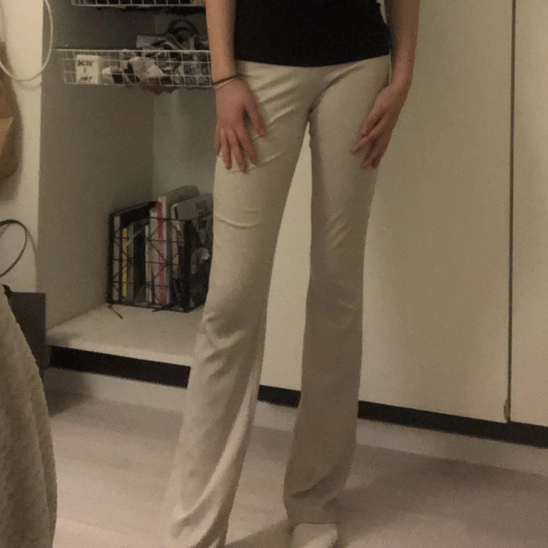 💕säljer beiga utsvängda byxor💕