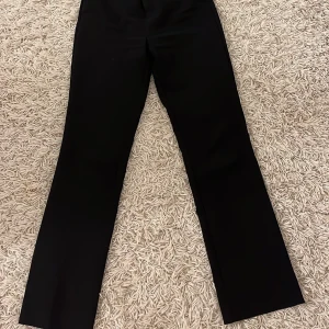 Kostymbyxor från Gina Tricot  - Säljer nu mina jättefina kostymbyxor från Gina Tricot!! Dom är lite för korta och därför säljer jag dom nu!! Jag är 168!!💗 Dom är i väldigt bra skick!! Kontakta mig för fler frågor eller bilder!! Frakten som står stämmer ej!! tryck inte på köp direkt!!!!