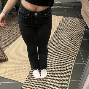 Svarta jeans - Svarta midrise jeans as snygga och passar till allt. Jag säljer för att jag har liknande och behöver ej 2 par💕 du står för frakt