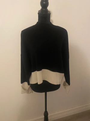 Svart vit stickad tröja  - Super gullig tröja!! Använt den kanske tre gånger MAX! 