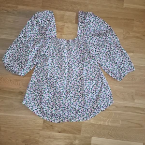 Blus - Super söt blus med blommor, super fin på, enbart testad🫶🏼 Står storlek xs, men passar även mej med storlek s