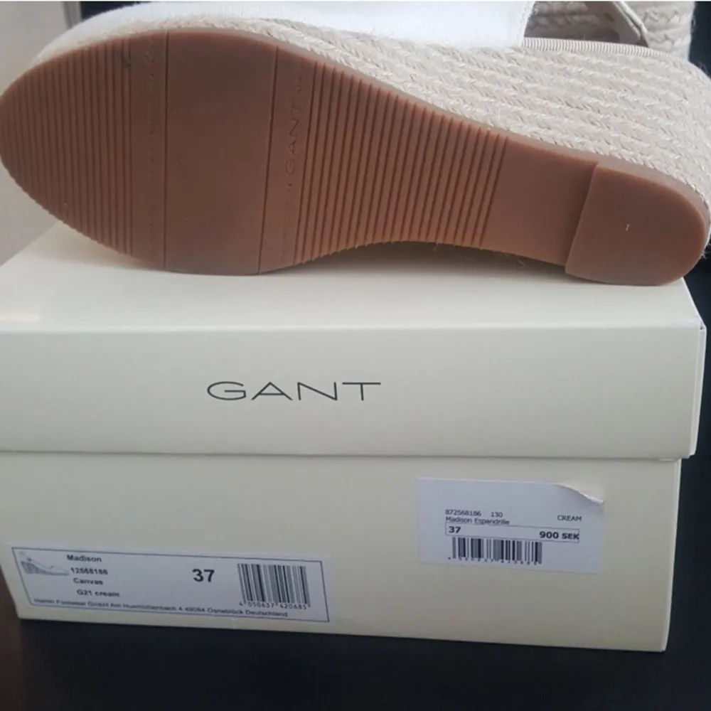 Säljer ett par jättefina kilklack från Gant De är i toppskick helt nya. Klacken är ca. 8 cm.  Märke: GANT Typ: Kilklackar Storlek: 37 Färg: creme . Skor.