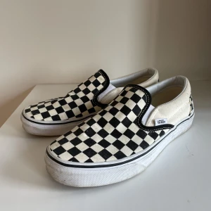 Vans - Superfina rutiga Vans. Mycket sparsamt använda som nya! Har dock några små fläckar på sidan men borde gå bort i tvätten! Nypris 799 från Junkyard, mitt pris 250kr