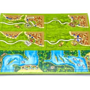 A small expansion for Carcassonne. It contains four double-landscape tiles depicting marketplaces. It also contains two double-landscape tiles for Carcassonne: Amazonas. Simply a rare to find bundle!   (Samfrakt erbjuds)