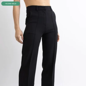 Nya madlady byxor, prislapp kvar - Säljes då min ångerrätt gått ut och jag köpte fel storlek. Madladys Sally kostymbyxor med stråveck. I storlek short-36. Orginalpris 600 kr mitt pris 450