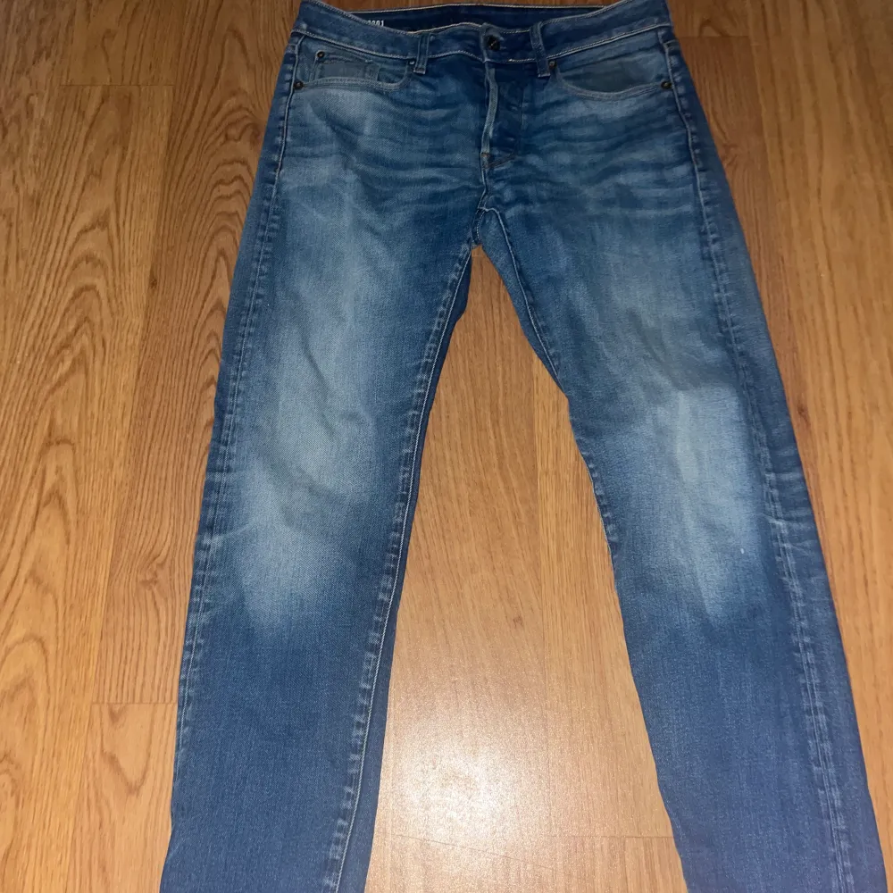 Säljer ett par fina g-star jeans storlek 29/32.. Jeans & Byxor.