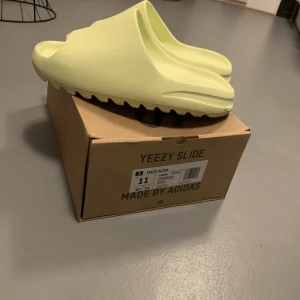 Yeezy slides - Hej! Säljer mina yeezy slides nu somtyp bara är använda inomhus pågrund av att jag köpt foam runners istället. Köpta för 1500! Skriv för mer frågor!