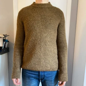 Stickad tröja  - Beg mysig brun stickad tröja i gott skick.