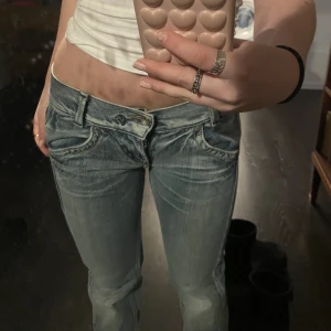 Miss sixty jeans - Unika jeans från miss sixty som formar kroppen jättefint💙bootcut 