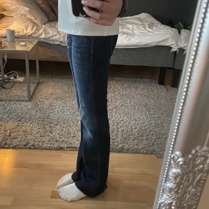 Lågmidjade bootcutjeans - Ett par sjukt snygga lågmidjade bootcutjeans!!💫 Uppsprättade vid fötterna och passar mig bra som är 170 cm💕Midemått: 36 cm rakt över innerbenslängd: 82 cm  Fått många bud, köp direkt för 600!!!!