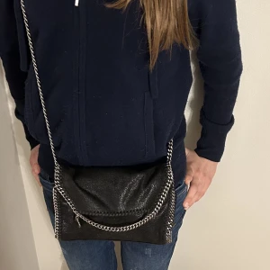 Stella McCartney väska  - Jag funderar på att sälja denna jättefina Stella McCartney väskan. Jag köpte den för cirka 6- 7 tusen. Hör bara av er vid seriöst intresse. Priset kan diskuteras privat. Den är i nyskick. Dushbag och äktehetsbevis medföljer